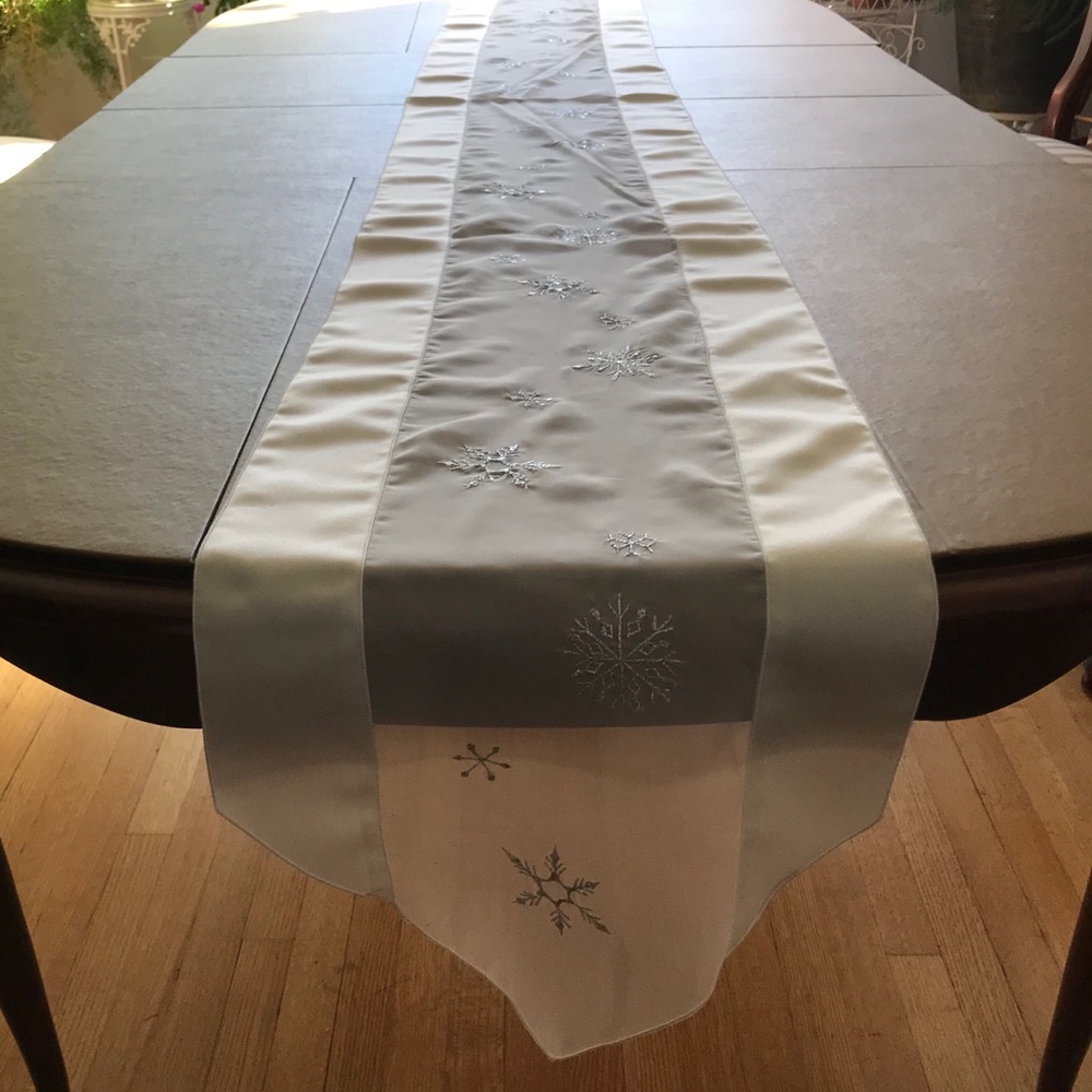Dining table center runner snowflake center silver